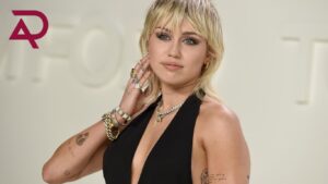Miley Cyrus Hot : Purification et Protection avec l'Eau de Floride